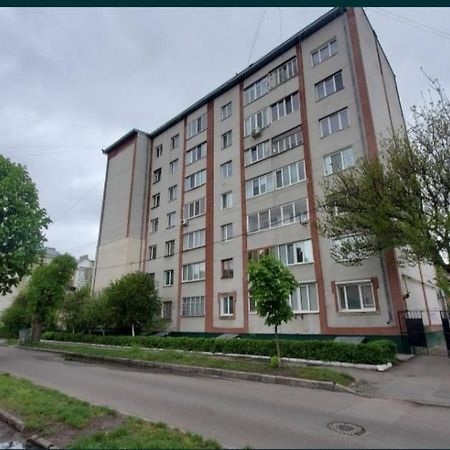 Затишні Апартаменти В Центрі Ровно Экстерьер фото