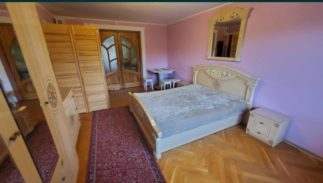 Затишні Апартаменти В Центрі Ровно Экстерьер фото
